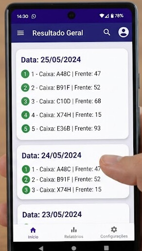 A smartphone screen displays a results summary app showing dates and corresponding numbered entries with box and front identifiers in Portuguese. (Captioned by AI)